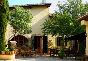 The enourmos innercourt with BBQ and Patio.